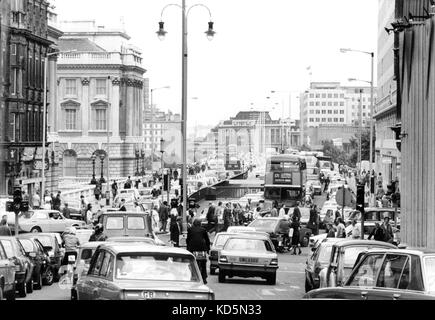 Foto Muss Gutgeschrieben werden ©Alpha Press 050000 29/06/1982 Staus während des Eisenbahnstreiks an der Kreuzung Der Strand- und Waterloo-Brücke Stockfoto