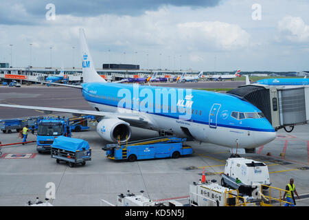 AMSTERDAM, HOLLAND - Juli 27: KLM Flugzeug am Flughafen Schiphol am 27. Juli 2017 in Amsterdam, Niederlande geladen. Stockfoto