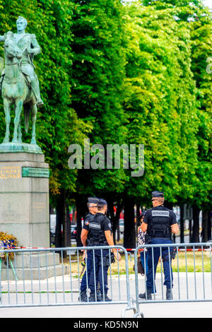 Paris, Frankreich. 13 Juy 17. Sicherheit fest, wie Donald Trump Besuche französischer Präsident Emmanuel Längestrich Stockfoto