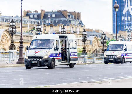 Paris, Frankreich. 13 Juy 17. Sicherheit fest, wie Donald Trump Besuche französischer Präsident Emmanuel Längestrich Stockfoto