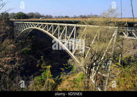 Die Victoria Falls Brücke die Grenze zwischen Sambia und Simbabwe im Südlichen Afrika Stockfoto