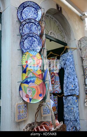 Kleines Geschäft in einer Sintra Straße mit traditionellen portugiesischen Handwerk Portugal Stockfoto