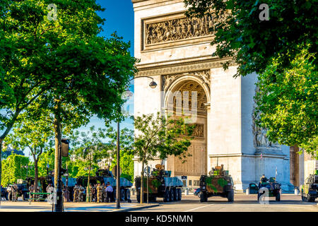 Paris, Frankreich. 14. Juli 17. Das französische Militär und die französische Polizei stellten sich bei der Parade zum Bastille-Tag stark aus. Stockfoto