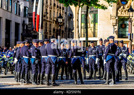 Paris Polizei auf Motorrädern auf der Parade zum Bastille-Tag in Paris, Frankreich Stockfoto