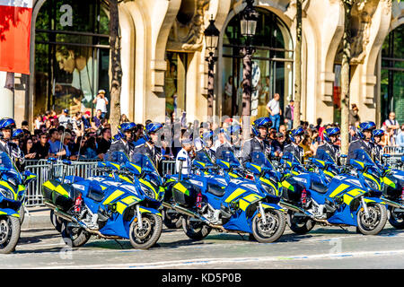 Paris Polizei auf Motorrädern auf der Parade zum Bastille-Tag in Paris, Frankreich Stockfoto