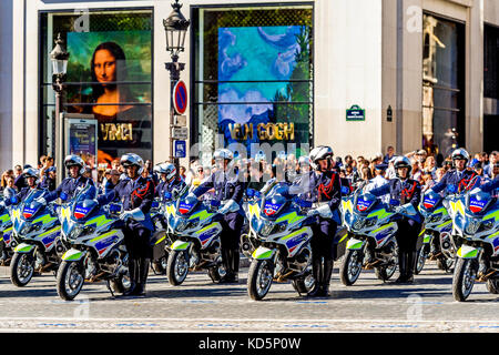 Paris Polizei auf Motorrädern auf der Parade zum Bastille-Tag in Paris, Frankreich Stockfoto