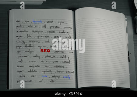 Ein Notebook mit Seo und handschriftliche Schlüsselwörter über Erfolg und Seo und Raum Ihren eigenen Text zu setzen Stockfoto