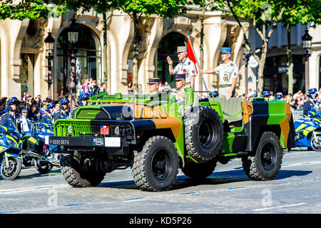 Paris, Frankreich. 14. Juli 17. Das französische Militär und die französische Polizei stellten sich bei der Parade zum Bastille-Tag stark aus. Stockfoto