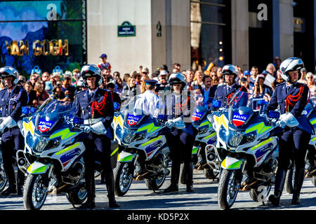 Paris Polizei auf Motorrädern auf der Parade zum Bastille-Tag in Paris, Frankreich Stockfoto