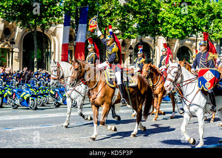Paris, Frankreich. 14. Juli 17. Das französische Militär und die französische Polizei stellten sich bei der Parade zum Bastille-Tag stark aus. Stockfoto