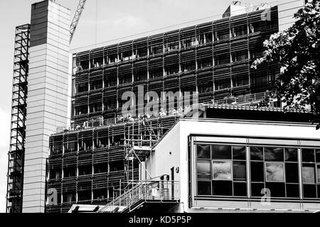 Schwarze und weiße monochrome Bild von Gebäuden in Paddington London zeigt eine Mischung von alten und neuen und Investitionen in den Immobilienmarkt Stockfoto