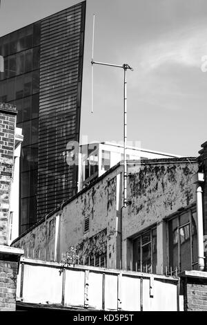 Schwarze und weiße monochrome Bild von Gebäuden in Paddington London zeigt eine Mischung von alten und neuen und Investitionen in den Immobilienmarkt Stockfoto