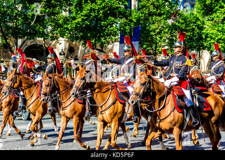 Paris, Frankreich. 14. Juli 17. Das französische Militär und die französische Polizei stellten sich bei der Parade zum Bastille-Tag stark aus. Stockfoto