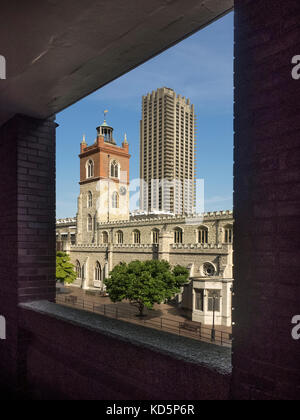 LONDON, Großbritannien - 25. AUGUST 2017: St Giles' Cripplegate Church durch eines der Fenster im Barbican Centre Stockfoto