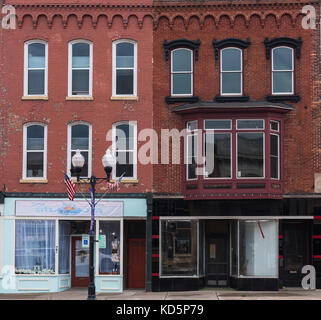 Seneca Falls, New York, USA -- September 30, 2017 rote Backsteinfassaden an der Fall Street in Seneca Falls, NY. Nur Redaktionelle Verwendung. Stockfoto