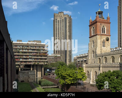 LONDON, Großbritannien - 25. AUGUST 2017: Blick auf die Cripplegate Church von St Giles im Barbican Centre mit einem der Barbican Residency Tower Blocks im B Stockfoto