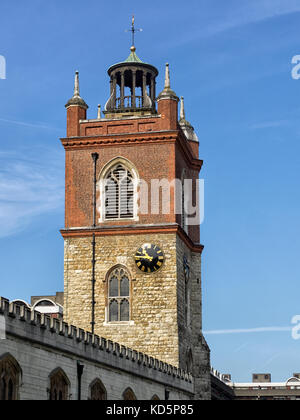 LONDON, Großbritannien - 25. AUGUST 2017: The Tower of St Giles' Cripplegate Church im Barbican Centre Stockfoto