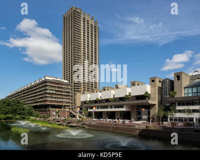 LONDON, Großbritannien - 25. AUGUST 2017: Blick auf das Barbican Centre mit einem der Hochhaustürme im Hintergrund Stockfoto