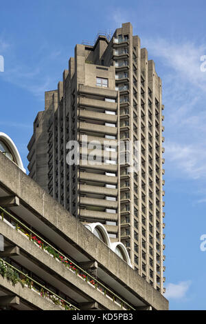 LONDON, Großbritannien - 25. AUGUST 2017: Einer der Hochhaustürme auf dem Barbican Estate, der sich über den Balkonen des flachen Apartments erhebt Stockfoto