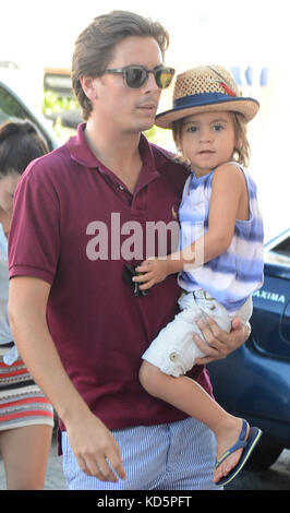 Miami BEACH, FL - 19. SEPTEMBER: Khloe Kardashian, Schwester Kourtney Kardashian, zusammen mit ihrem Partner Scott Disick und ihrem zwei Jahre alten Sohn Mason und Familienfreund Jonathan Cheban waren in Miami zu kaufen. Am 19. September 2012 in Miami, Florida Menschen: Kardashian Disick Cheban Transmission Ref: MNC4 Hoo-me.com/Mediach Stockfoto