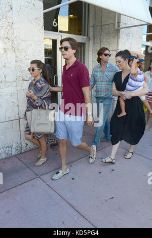 Miami BEACH, FL - 19. SEPTEMBER: Khloe Kardashian, Schwester Kourtney Kardashian, zusammen mit ihrem Partner Scott Disick und ihrem zwei Jahre alten Sohn Mason und Familienfreund Jonathan Cheban waren in Miami zu kaufen. Am 19. September 2012 in Miami, Florida Menschen: Kardashian Disick Cheban Transmission Ref: MNC4 Hoo-me.com/Mediach Stockfoto