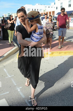 Miami BEACH, FL - 19. SEPTEMBER: Khloe Kardashian, Schwester Kourtney Kardashian, zusammen mit ihrem Partner Scott Disick und ihrem zwei Jahre alten Sohn Mason und Familienfreund Jonathan Cheban waren in Miami zu kaufen. Am 19. September 2012 in Miami, Florida Menschen: Kardashian Disick Cheban Transmission Ref: MNC4 Hoo-me.com/Mediach Stockfoto