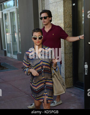 Miami BEACH, FL - 19. SEPTEMBER: Khloe Kardashian, Schwester Kourtney Kardashian, zusammen mit ihrem Partner Scott Disick und ihrem zwei Jahre alten Sohn Mason und Familienfreund Jonathan Cheban waren in Miami zu kaufen. Am 19. September 2012 in Miami, Florida Menschen: Kardashian Disick Cheban Transmission Ref: MNC4 Hoo-me.com/Mediach Stockfoto