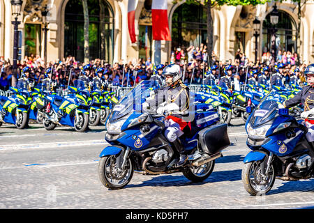 Paris, Frankreich. 14. Juli 17. Das französische Militär und die französische Polizei stellten sich bei der Parade zum Bastille-Tag stark aus. Stockfoto