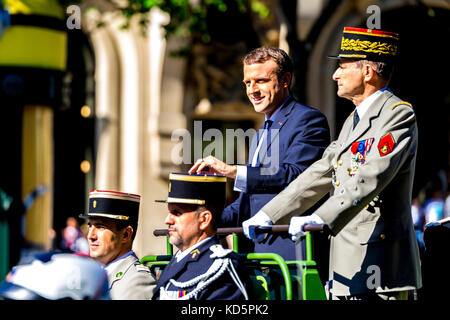 Paris, Frankreich. 14. Juli 17. Der französische Präsident Emmanuel Macron inspiziert die Truppen am Tag der Bastille. Stockfoto