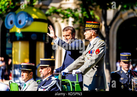 Paris, Frankreich. 14. Juli 17. Der französische Präsident Emmanuel Macron inspiziert die Truppen am Tag der Bastille. Stockfoto