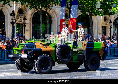 Paris, Frankreich. 14. Juli 17. Das französische Militär und die französische Polizei stellten sich bei der Parade zum Bastille-Tag stark aus. Stockfoto