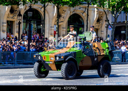 Paris, Frankreich. 14. Juli 17. Das französische Militär und die französische Polizei stellten sich bei der Parade zum Bastille-Tag stark aus. Stockfoto