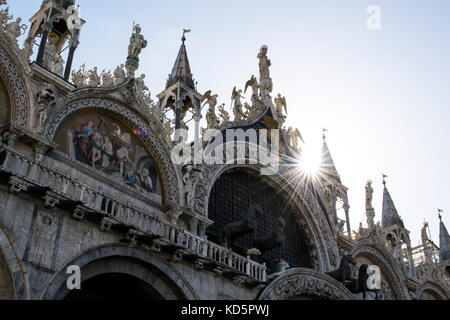 Sunburst über st. Mark's Basilika, Italien Venedig Stockfoto