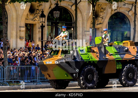 Paris, Frankreich. 14. Juli 17. Das französische Militär und die französische Polizei stellten sich bei der Parade zum Bastille-Tag stark aus. Stockfoto