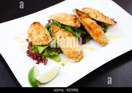 Gebackene Muscheln mit Käse Stockfoto