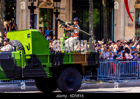 Paris, Frankreich. 14. Juli 17. Das französische Militär und die französische Polizei stellten sich bei der Parade zum Bastille-Tag stark aus. Stockfoto