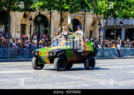 Paris, Frankreich. 14. Juli 17. Das französische Militär und die französische Polizei stellten sich bei der Parade zum Bastille-Tag stark aus. Stockfoto