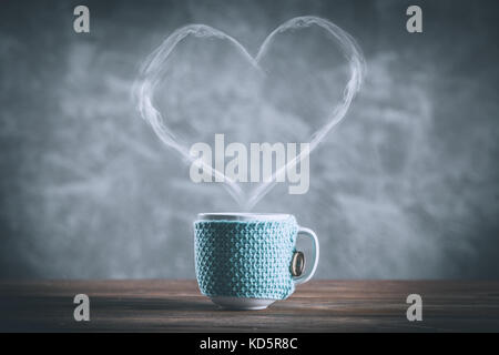 Tasse Kaffee mit einem Herzförmigen Dampf Stockfoto