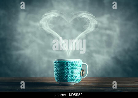Tasse Kaffee mit einem Herzförmigen Dampf Stockfoto