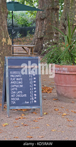 Heiße Getränke Menü außerhalb ein Cafe in einem öffentlichen Park Großbritannien Stockfoto