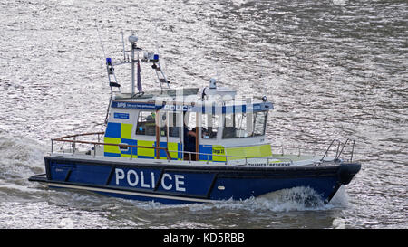 September 28, 2017: Ein Metropolitan Police marine Polizei Gerät starten auf Patrouille auf dem Fluss in der Nähe der Vauxhall Bridge thames Stockfoto