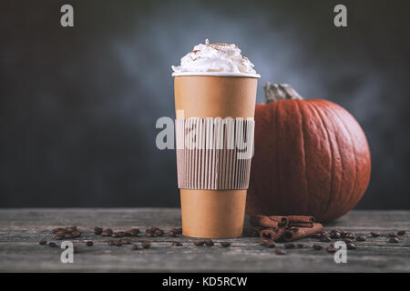 Pumpkin spice Latte in einem Pappbecher Stockfoto