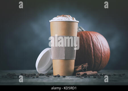 Pumpkin spice Latte in einem Pappbecher Stockfoto