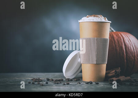 Pumpkin spice Latte in einem Pappbecher Stockfoto