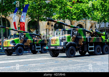 Paris, Frankreich. 14. Juli 17. Das französische Militär und die französische Polizei stellten sich bei der Parade zum Bastille-Tag stark aus. Stockfoto