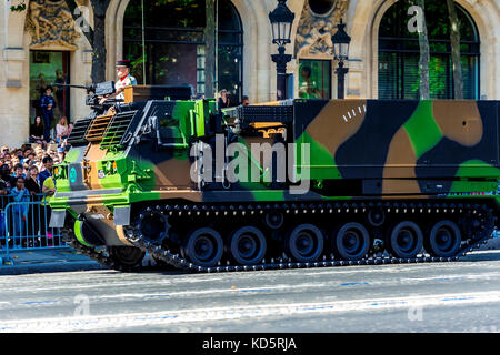 Paris, Frankreich. 14. Juli 17. Das französische Militär und die französische Polizei stellten sich bei der Parade zum Bastille-Tag stark aus. Stockfoto