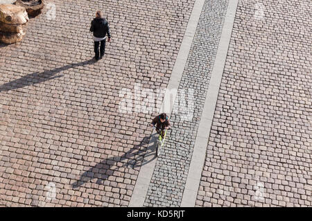 Ein Junge auf einem Radweg Stockfoto