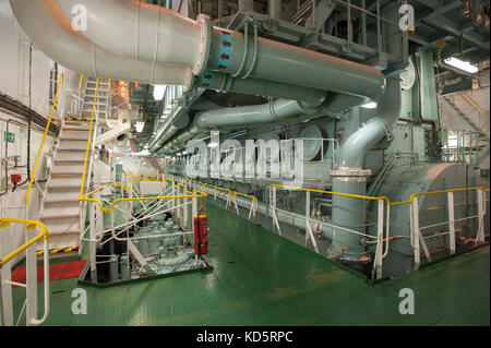 Maschinenraum des Containerschiffs CSCL Venus Stockfoto