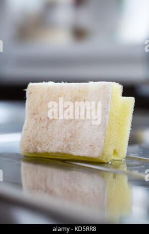 Eine gebrauchte Waschmaschine bis Schwamm auf eine Küche Abtropfbrett Stockfoto