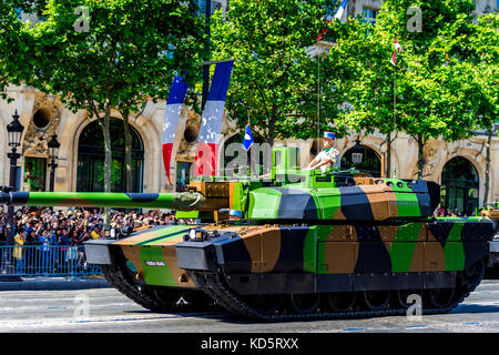 Paris, Frankreich. 14. Juli 17. Das französische Militär und die französische Polizei stellten sich bei der Parade zum Bastille-Tag stark aus. Stockfoto